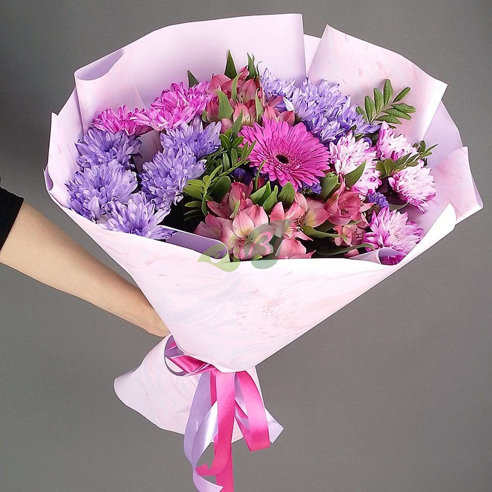 Интересный букет из ирисов и хризантем